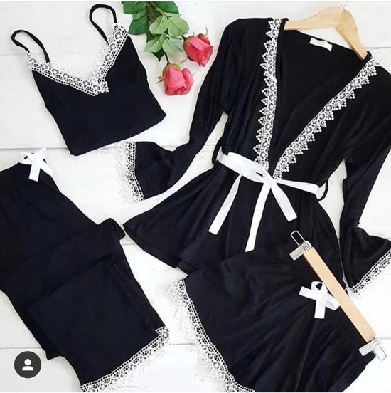 Zwarte pyjamaset met witte kanten afwerking, bestaande uit een top, short, lange mouwen nachtjapon en een lange broek. Met rozen.