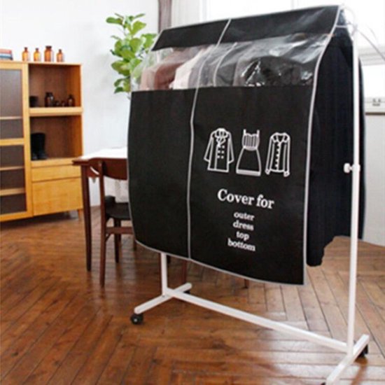 Zwarte kledinghoes met transparant venster, met afbeeldingen van kledingstukken en de tekst 'Cover for outer dress top bottom'.