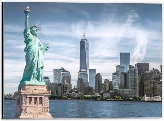 Dibond - Vrijheidsbeeld met New York Skyline - 40x30cm Foto op Aluminium (Met Ophangsysteem)