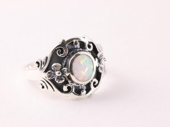Bewerkte zilveren ring met welo opaal - maat 16.5