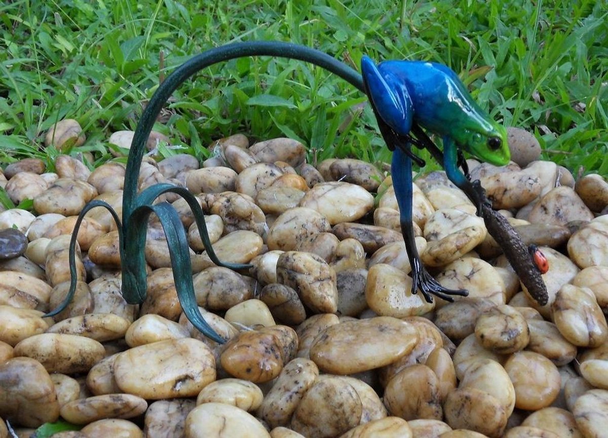 Beeld Brons Blauwe Kikker Aan Twijg | Bronzen Beelden | Bronzen Dierenbeelden | 1 Jaar Garantie