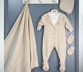 Baby Geschenktset 5 delig 100% Bio-Katoen, naadloos gebreid. Geboorte set bestaat uit: deken met kant, babypakje, mutsje, slofjes, handschoenen. Kraam cadeau, babyshowerset