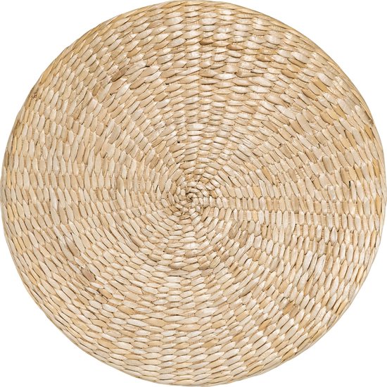 Top view van een ronde naturelkleurige mat, gevlochten in een spiraalpatroon.