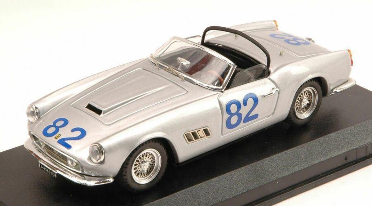 De 1:43 Diecast Modelcar van de Ferrari 250 California Spider #82 van de Targa Florio in 1962. De coureurs waren U. De Bonis en R. Fusina. De fabrikant van het schaalmodel is Art-Model. Dit model is alleen online verkrijgbaar