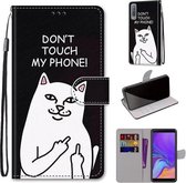 Voor Samsung Galaxy A7 2018 Gekleurde Tekening Cross Textuur Horizontale Flip PU Lederen Case met Houder & Kaartsleuven & Portemonnee & Lanyard (Middelvinger Witte Kat)