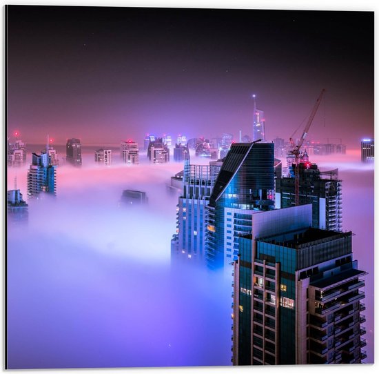 Dibond - Mistige Wolken om Gebouwen - 50x50cm Foto op Aluminium (Wanddecoratie van metaal)