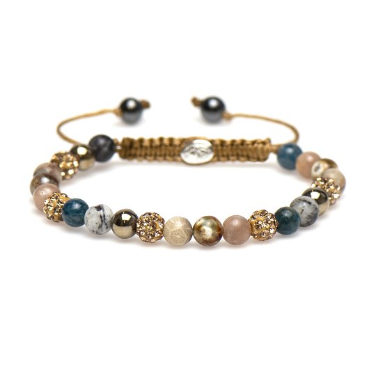 Armband met afwisselend gekleurde, ronde en onregelmatige kralen en gouden accenten op een witte achtergrond.