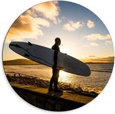 Dibond Wandcirkel - Surfer op het Strand in de Avond - 60x60cm Foto op Aluminium Wandcirkel (met ophangsysteem)