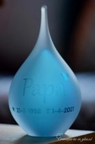 Urn van glas met een door u aangegeven naam, geboortedatum én sterfdatum-Gezandstraalde urn met naam en datums- Urn Blauw-Small, 50 ml inhoud, 14 cm hoog voor crematie-as-Deelbeste