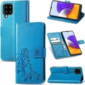 Voor Samsung Galaxy A22 4G vierbladige sluiting reliëf gesp mobiele telefoon bescherming lederen tas met lanyard & kaartsleuf & portemonnee & beugel functie (blauw)