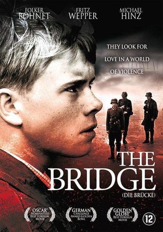 Cover van de film 'The Bridge' (Die Brücke) met een close-up van een jongeman. Op de achtergrond lopen vier mannen in militaire uniformen.