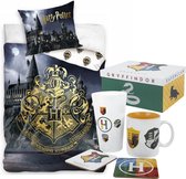 Harry Potter Zweinstein Golden Logo- Dekbedovertrek - Eenpersoons - 140x200 cm -katoen- kussen 65x65cm, incl. 4 delige Giftbox cadeau set HP.
