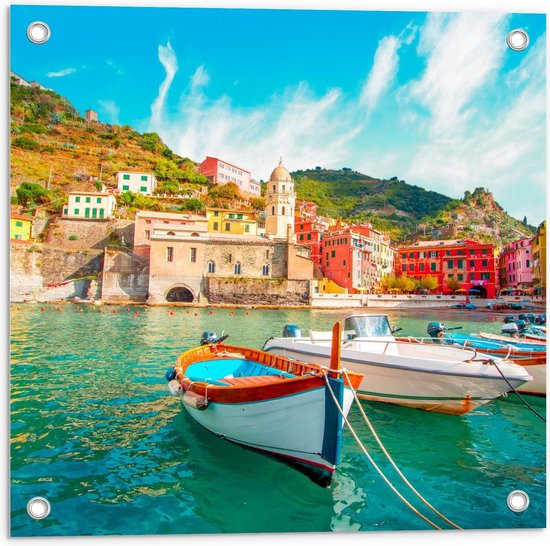 Tuinposter – Vissersboot aan Berg in Italië  - 50x50cm Foto op Tuinposter  (wanddecoratie voor buiten en binnen)