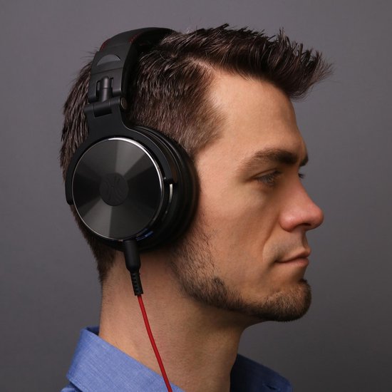 Zijaanzicht van zwarte Studio DJ koptelefoon met metalen accent op de oorschelp, gedragen door een man.