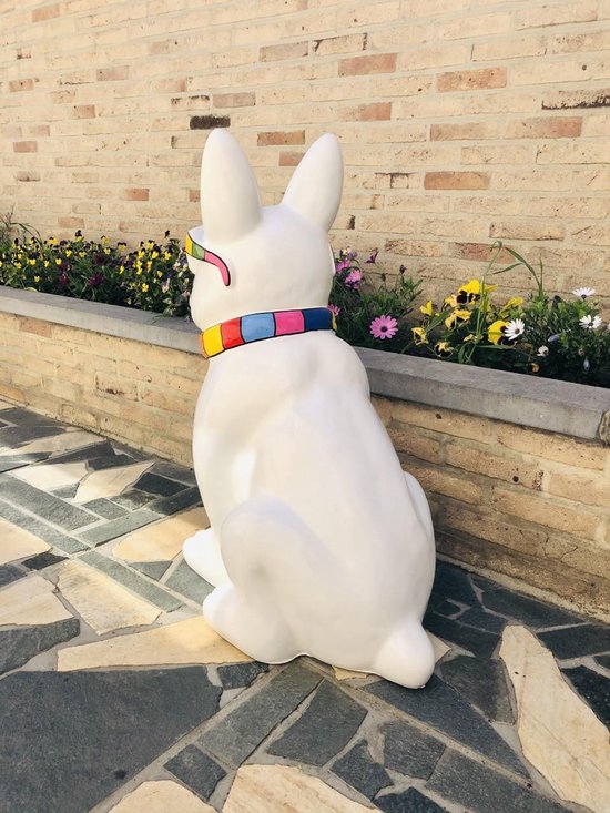 Witte Hond Met Een Zonnebril Op Het Strand Naast Een Tropische Drank Ligt Zandig Die Naar De Oceaan Kijkt Instelling Zon Werpt Warme 306632185