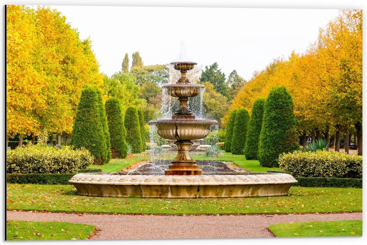 Dibond - Grote Bronzen Fontein in Park - 60x40cm Foto op Aluminium (Met Ophangsysteem)