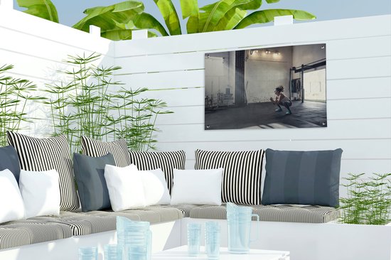 Une femme accroupie dans le gymnase affiche de jardin 60x40 cm - petit - Toile de jardin / Toile d'extérieur / Peintures pour l'extérieur (décoration de jardin)