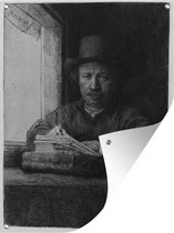 Tuinschilderij Zelfportret etsend bij een raam - Rembrandt van Rijn - 60x80 cm - Tuinposter - Tuindoek - Buitenposter