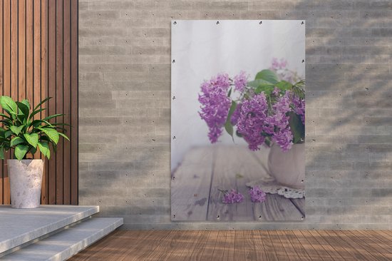 Muurdecoratie Vaas met een paarse sering op tafel - 120x180 cm - Tuinposter - Tuindoek - Buitenposter
