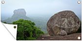Tuinposter De Sigiriya rots midden in de mist in Sri Lanka - 80x40 cm - Wanddecoratie Buiten - Tuinposter - Tuindoek - Schuttingposter - Tuinschilderij