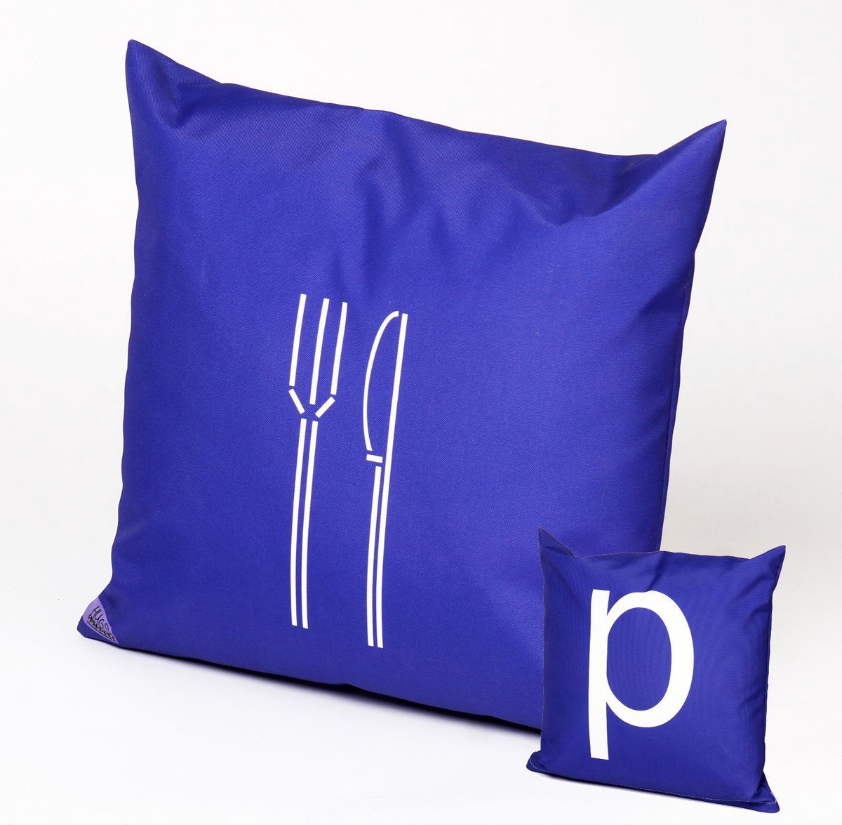 HUGS buitenkussen | blauw | 40 x 40 | horeca | illustratie en letter | bestek | outdoor kussen | terras | waterafstotend