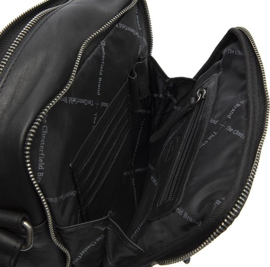 Zwarte leren tas van binnen, met vakken, ritsen en de tekst 'The Chesterfield Brand'.