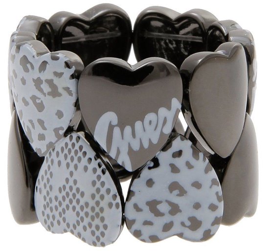 Bracelet avec des maillons en forme de cœur gris foncé, avec un logo Guess, un imprimé léopard et des points blancs.
