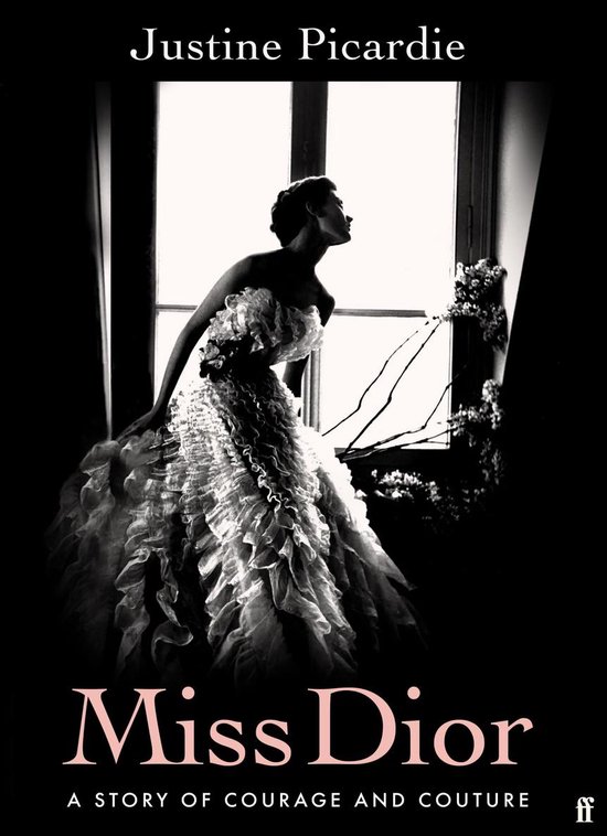 Couverture du livre Miss Dior avec un mannequin dans une robe à volants près d'une fenêtre. Écrit par Justine Picardie.