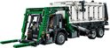 LEGO Technic speelgoed vuilniswagen met grijze cabine en groene, witte laadbak, op een witte achtergrond.