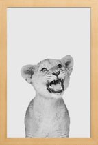 JUNIQE - Poster met houten lijst Leeuwenwelp - zwart-wit fotografie