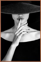 JUNIQE - Poster met kunststof lijst Shh -40x60 /Wit & Zwart
