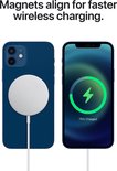Blauw Apple telefoonhoesje met witte MagSafe oplader en scherm met groen laadicoon.