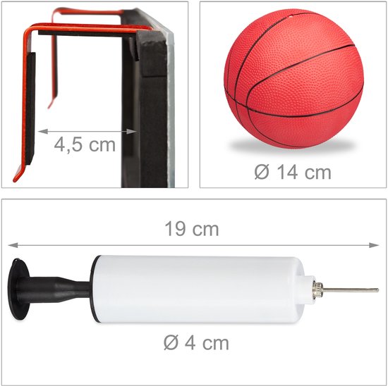 Close-up van de ophanging voor het basketbalbord, rode mini basketbal (14 cm), en witte pomp (4 cm).