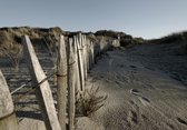 Tuinposter - Zee - Strand in wit / beige / grijs / blauw   -  60 x 90 cm.