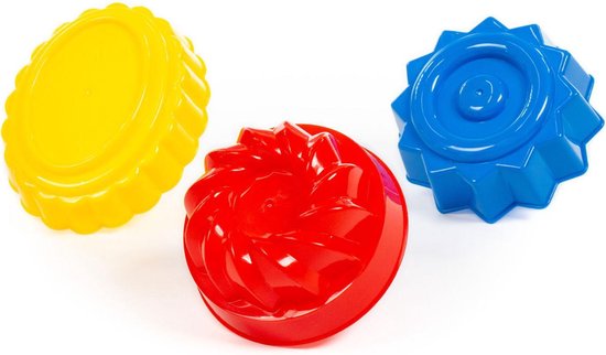 Trois moules en plastique colorés : jaune, rouge et bleu, avec des motifs.