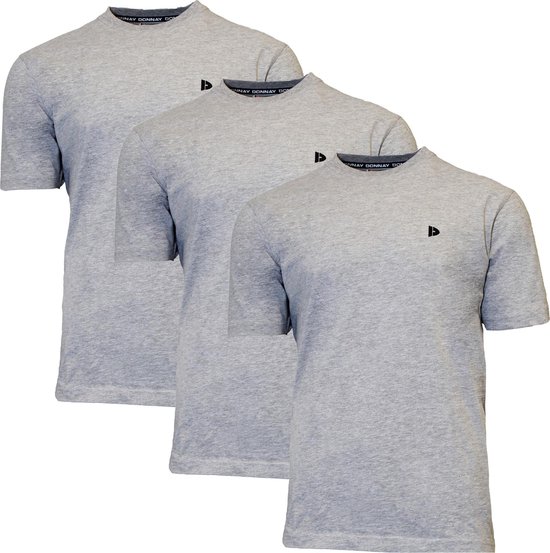 Drie lichtgrijze T-shirts met korte mouwen, elk met een zwart logo op de borst.