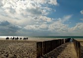 Tuinposter - Zee - Strand in wit / beige / grijs / blauw   -  60 x 90 cm.