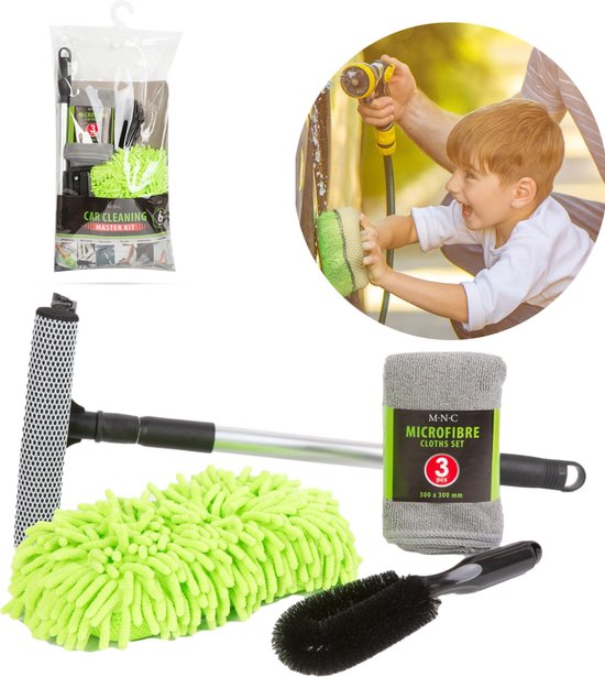 Een set voor auto reiniging met een raamwisser, groene spons, grijze doeken en een zwarte borstel.