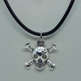 Zilverkleurige piraten schedel aan zwarte ketting