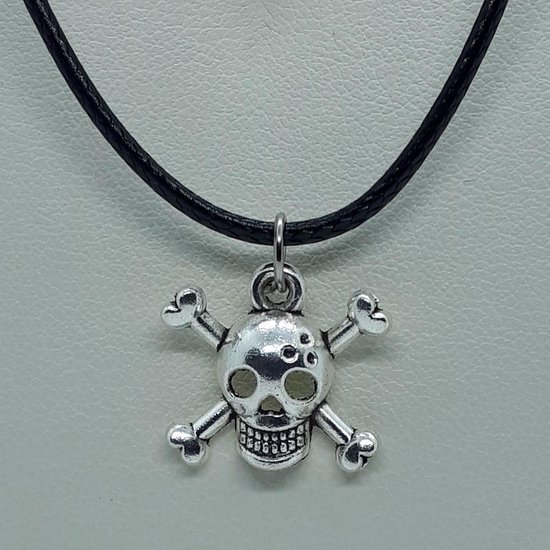 Zilverkleurige piraten schedel aan zwarte ketting | bol.com