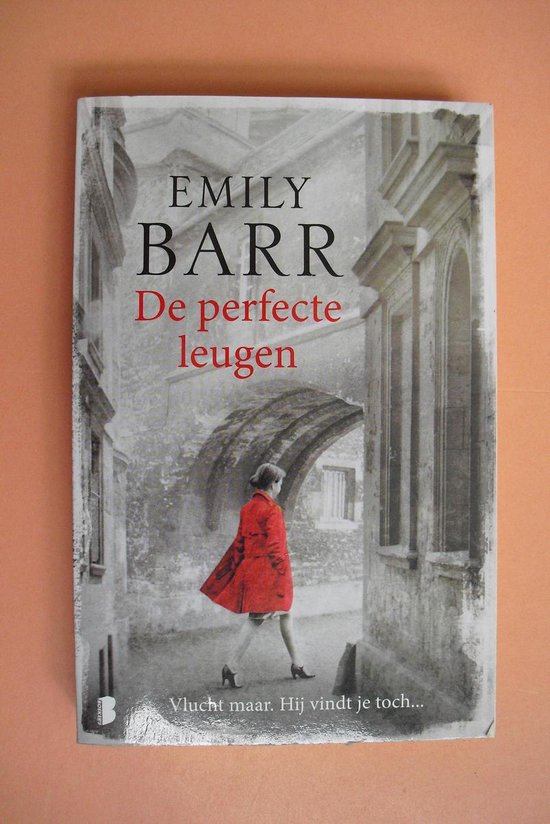 Boekomslag van 'De perfecte leugen' met op de cover een vrouw in een rode jurk, liggend op de rug in een grijze, architecturale setting. Tekst: EMILY BARR De perfecte leugen Vlucht maar. Hij vindt je toch...