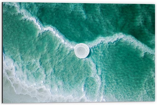 Dibond - Witte Golven in Groene Zee - 60x40cm Foto op Aluminium (Met Ophangsysteem)
