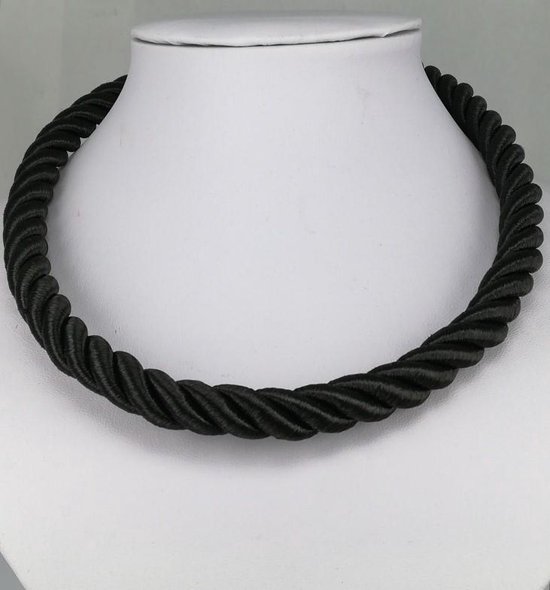 Zwart geweven dikke ketting met open ring gratis erbij geleverd. heel mooi voor eigen gemaakt glas hanger. L 48 cm x D 10 mm