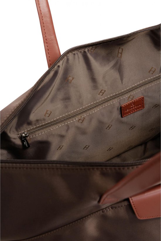 Intérieur du sac de voyage marron avec motif logo et poche zippée.