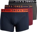 Drie Jack & Jones boxershorts: donkerblauw, donkerrood en grijs gemêleerd. Met logobanden.