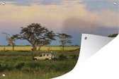 Tuinposters buiten Safari auto rijdt door het Nationaal park Serengeti in Afrika - 90x60 cm - Tuindoek - Buitenposter