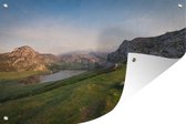 Tuinposter - Tuindoek - Tuinposters buiten - Berghut kijkt uit op meer bij Nationaal park Picos de Europa in Spanje - 120x80 cm - Tuin
