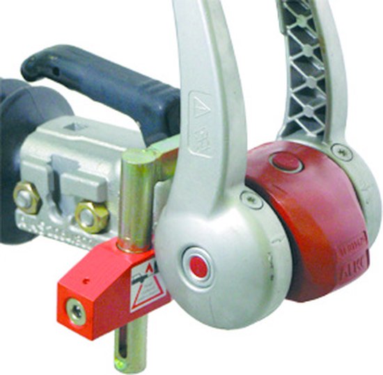 Detail van een rood en zilver koppelingsslot met rode knoppen en handvatten.