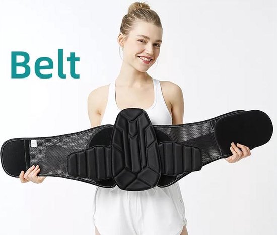 Vrouw houdt zwarte rugbrace met steun voor de rug vast. De brace heeft een netstructuur.