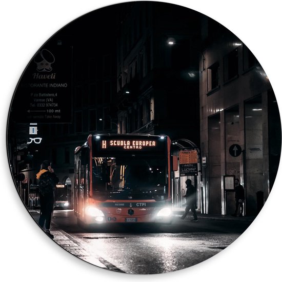 Dibond Wandcirkel - Bus door Donkere Stad - 50x50cm Foto op Aluminium Wandcirkel (met ophangsysteem)